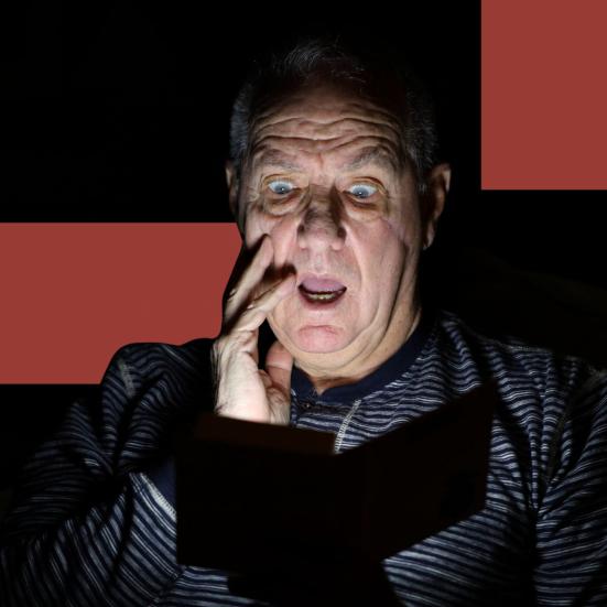 En mand læser en uhyggelig historie på hans tablet. 